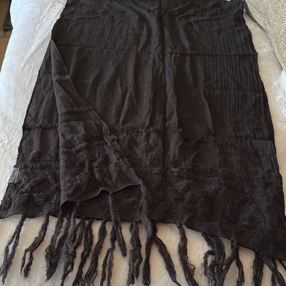 BNWOT 100% Wool Elegant Black Fringed Embroidered Scarf by OSKA - Picture 1 of 9